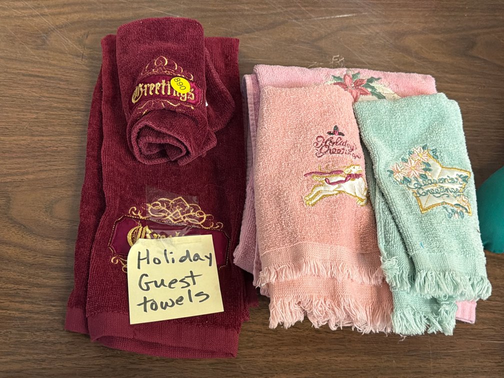 HOLIDAY GUEST TOWELS