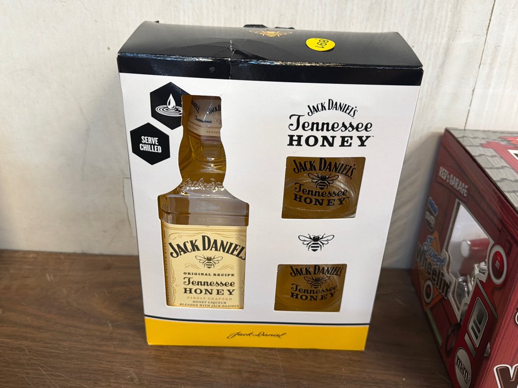 JACK DANIEL’S TN HONEY BOTTLE & (2) GLASSES