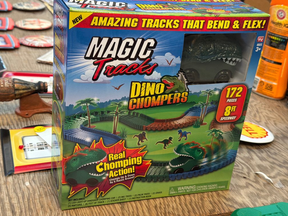 DINO CHOMPERS MAGIC TRACK
