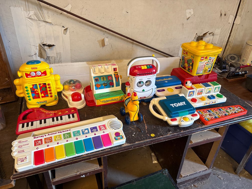 LOT OF CHILDREN'S TOYS