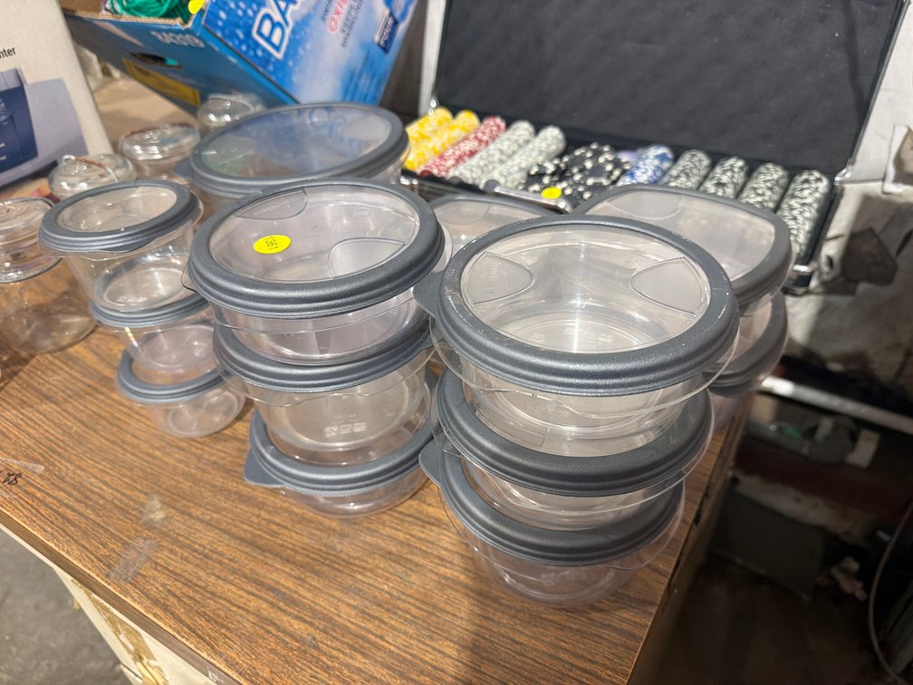LOT OF RUBBERMAID STAIN SHIELD FOOD BOWLS