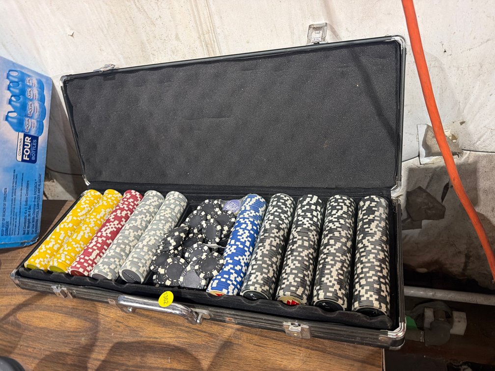 POKER CHIPS IN CASE