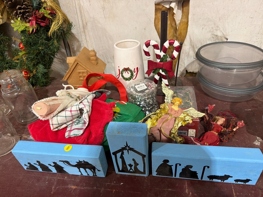 LOT OF CHRISTMAS DECOR
