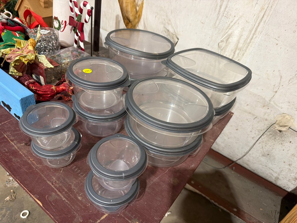 LOT OF RUBBERMAID STAIN SHIELD CONTAINERS