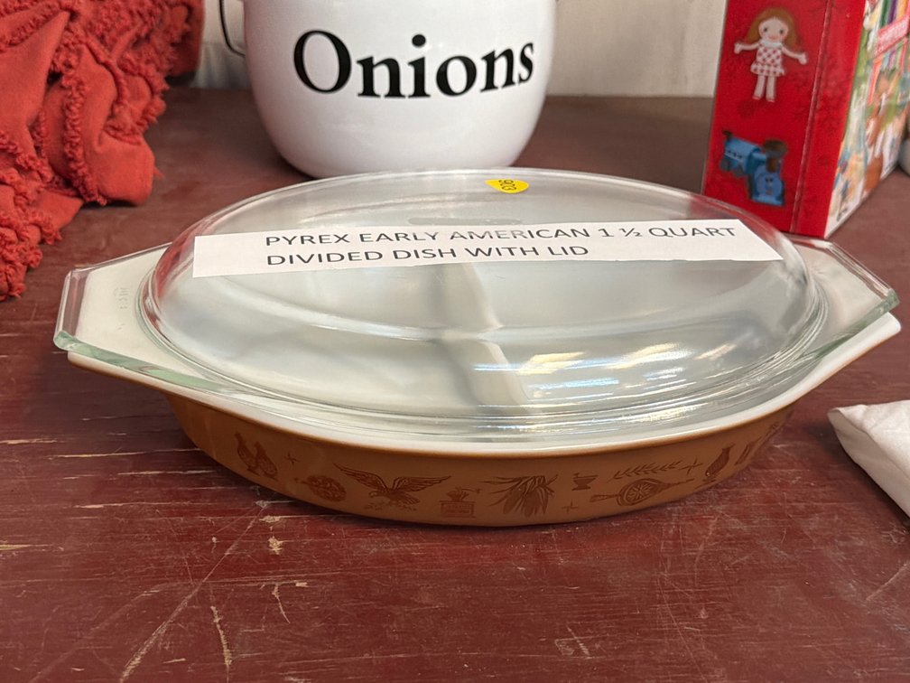 PYREX EARLY AMERICAN 1.5 QT DIVIDED DISH W/ LID