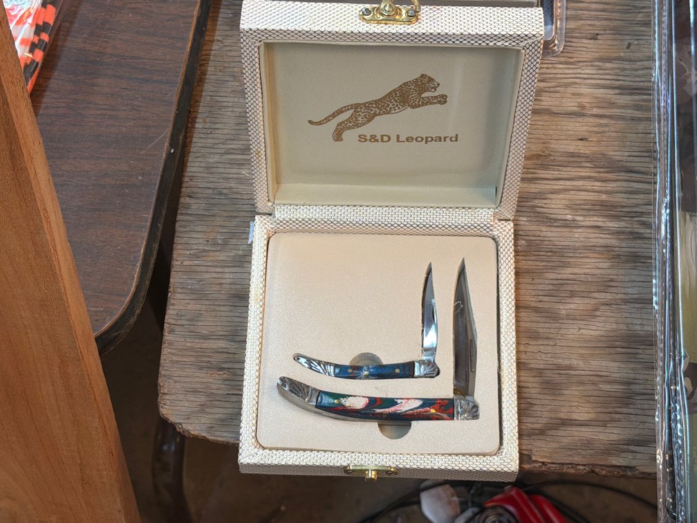 (2) KNIVES IN CASE