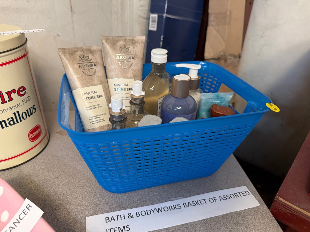 BATH & BODY WORKS BASKET OF ASSORTED ITEMS