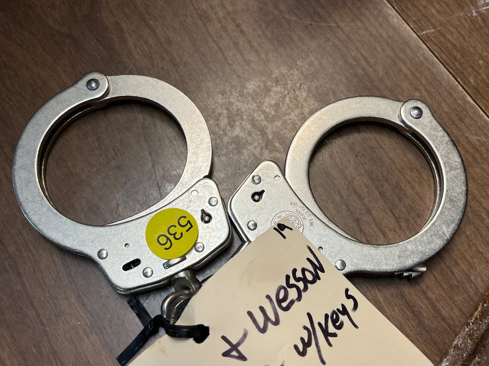 SMITH AND WESSON HANDCUFFS WITH KEYS