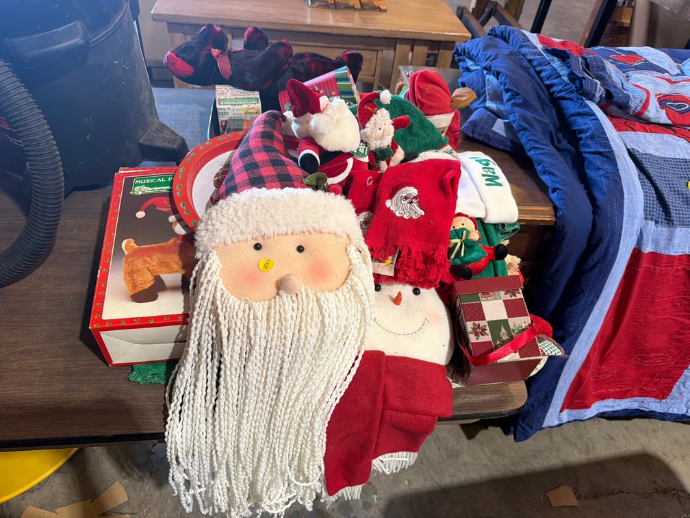 LOT OF CHRISTMAS DECOR