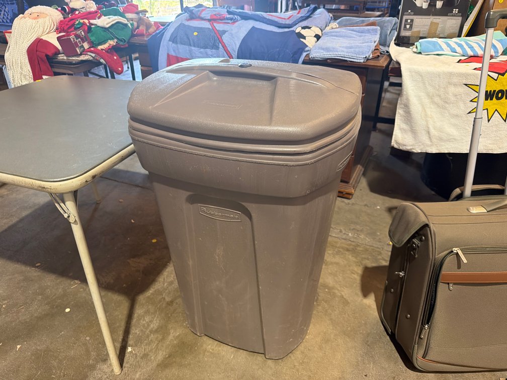 RUBBERMAID ROLLING TRASH CAN