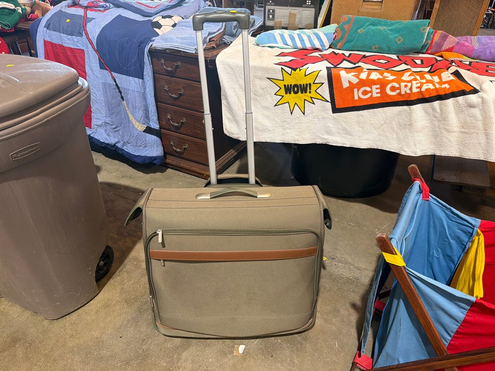 ROLLING SUITCASE