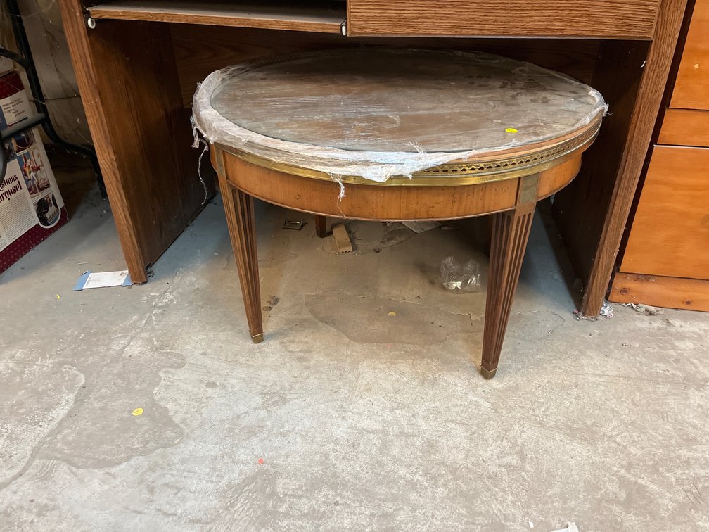 COFFEE TABLE WITH GLASS PROTECTOR