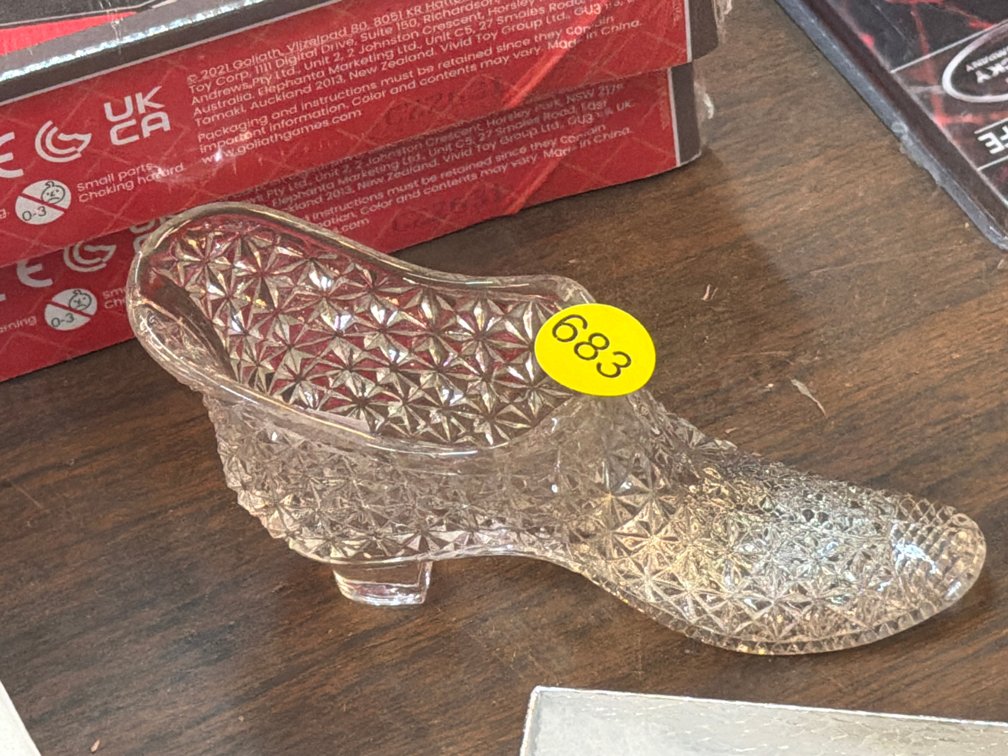 SMALL GLASS SHOE