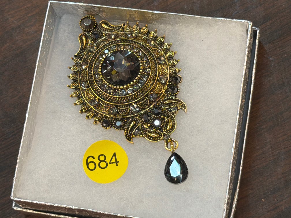 BROOCH