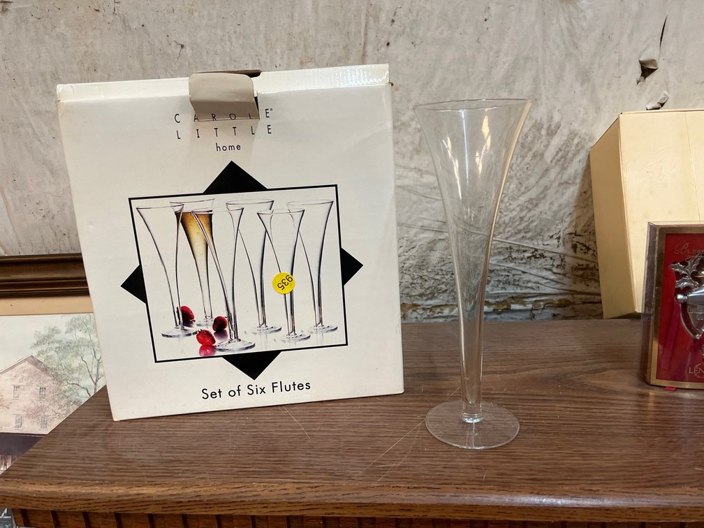 6 GLASS FLUTES