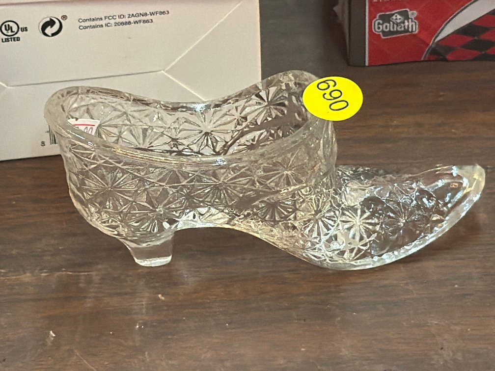 SMALL GLASS SHOE
