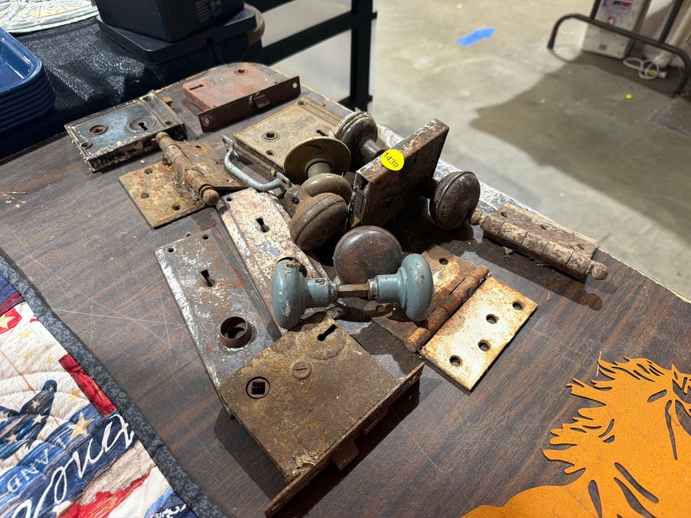VINTAGE DOOR KNOBS AND HARDWARE