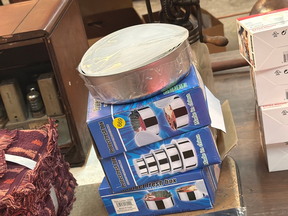 LOT OF BOWLS WITH LIDS