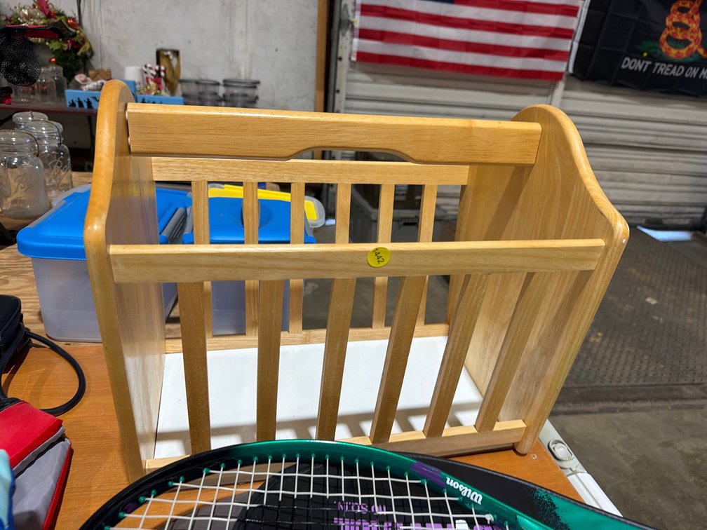 MAGAZINE RACK / BASKET