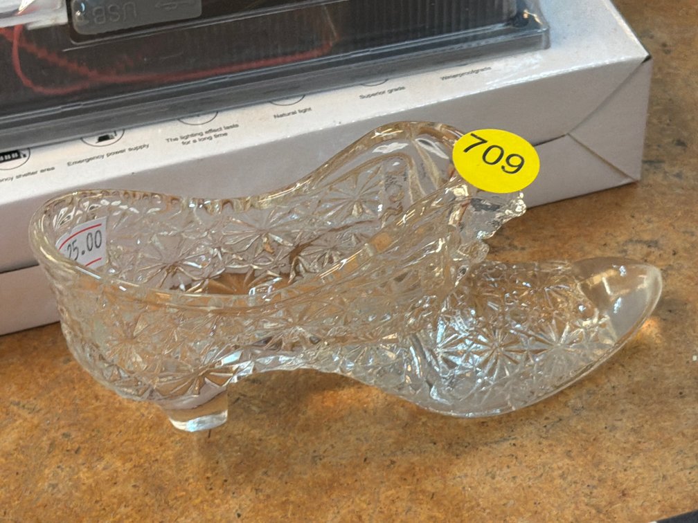 SMALL GLASS SHOE