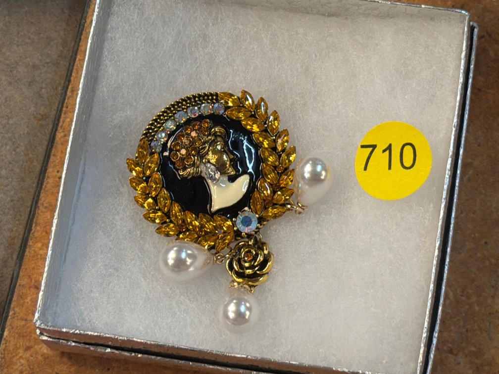 BROOCH