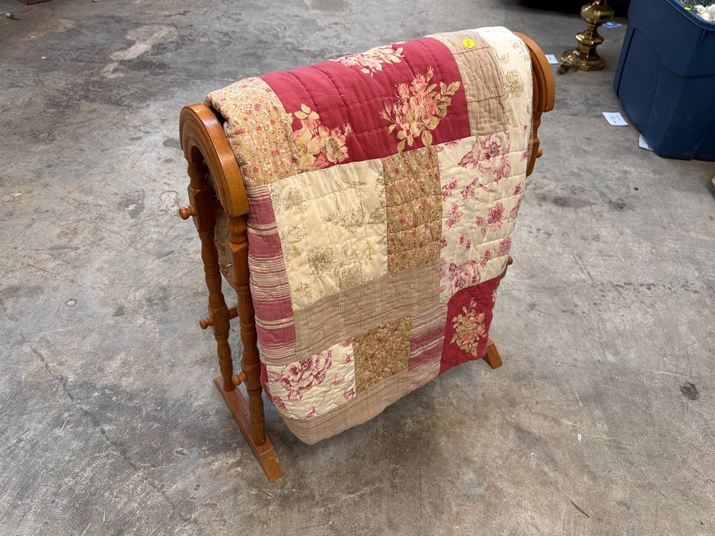 QUILTED COMFORTER W/ RACK
