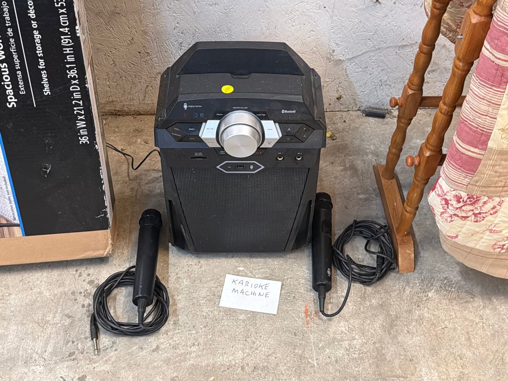 KARAOKE MACHINE