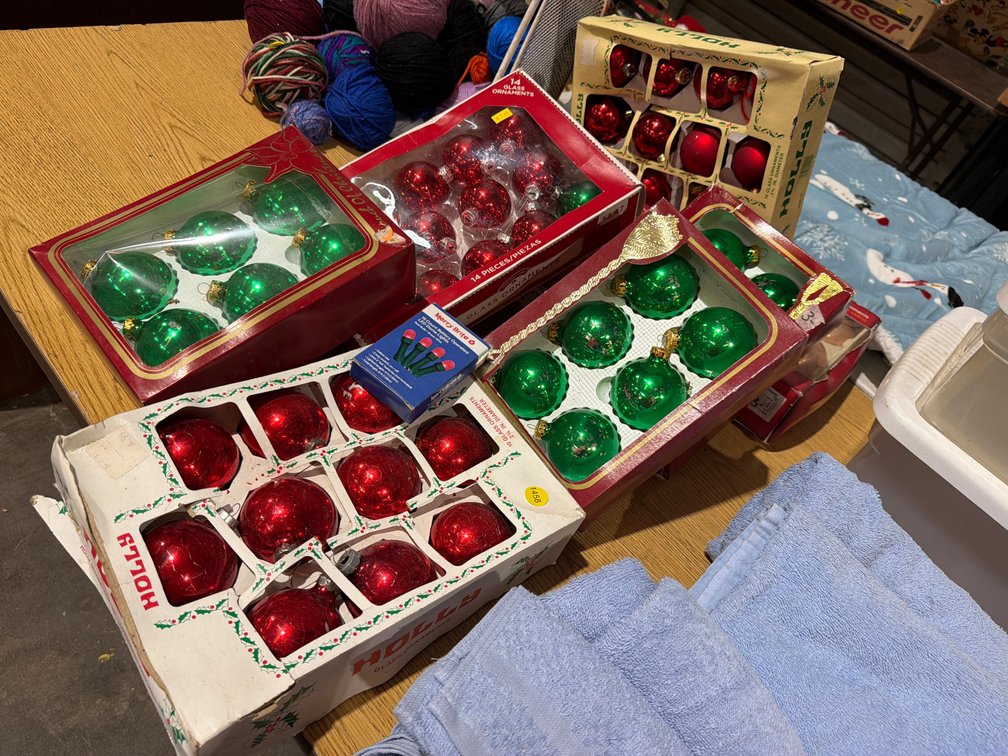 LOT OF CHRISTMAS ORNAMENTS