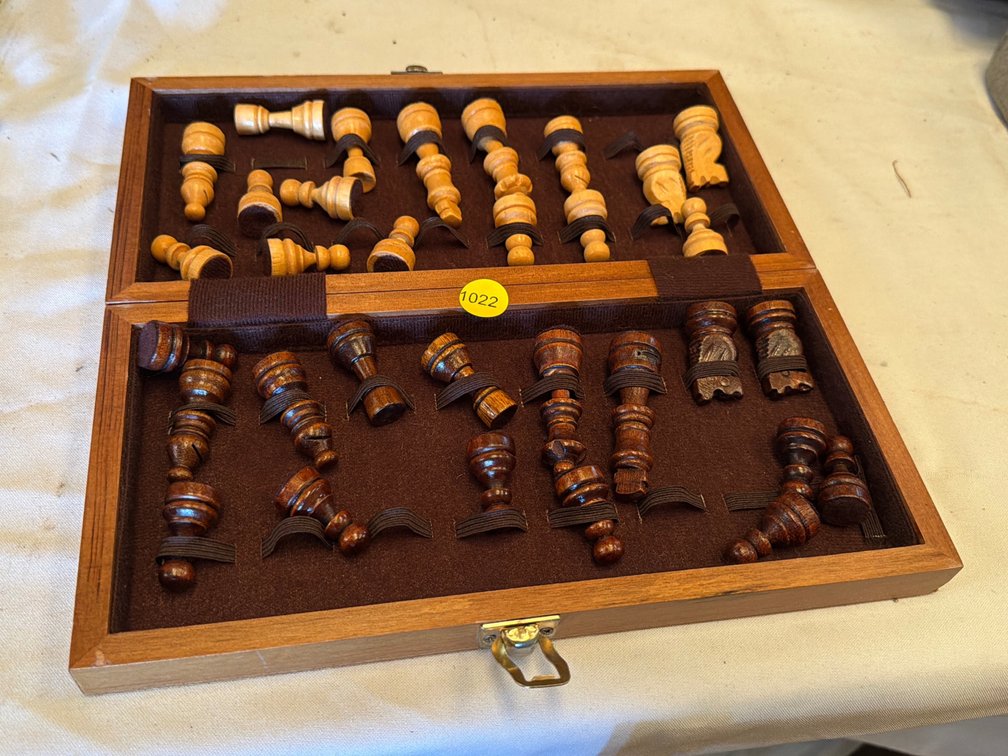 CHESS SET