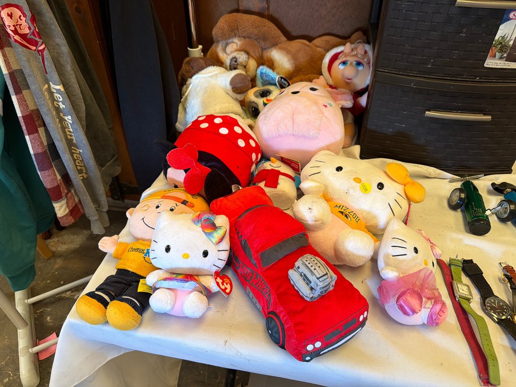 VARIOUS STUFFED ANIMALS