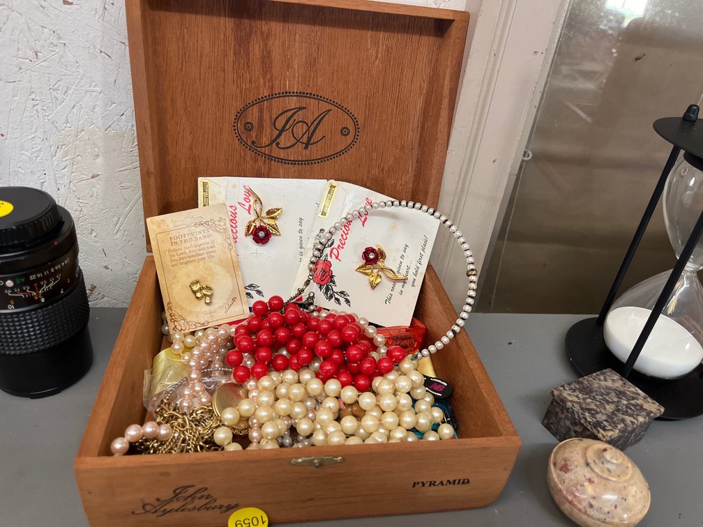 CIGAR BOX WIRH CONTENTS