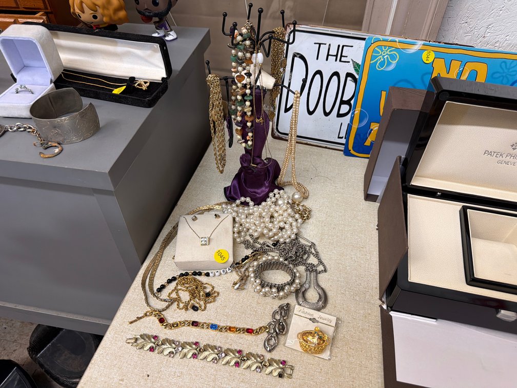 JEWELRY HOLDER, VARIOUS JEWELRY