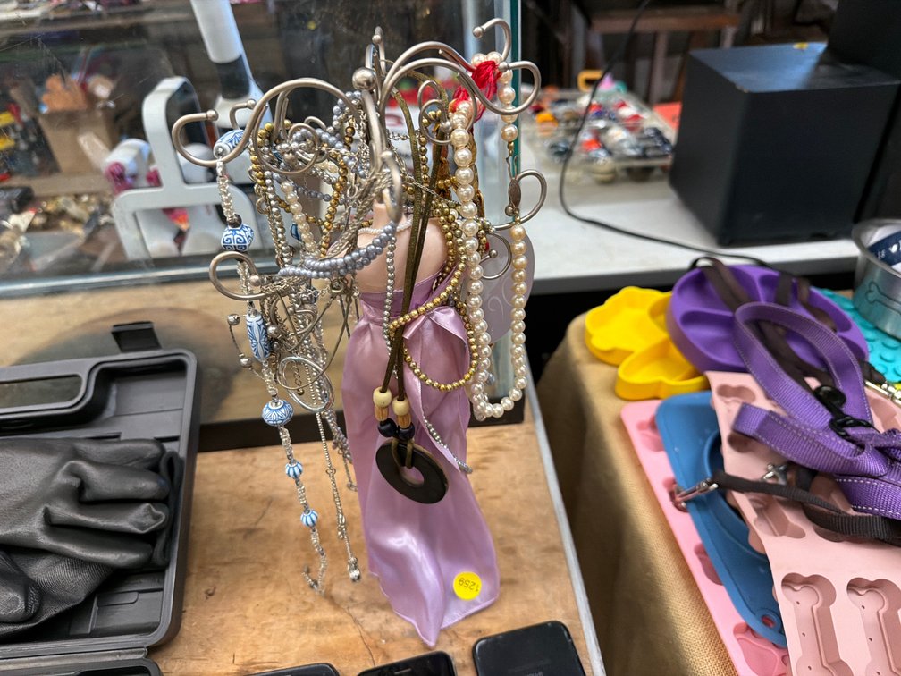 JEWELRY HOLDER W/ VARIOUS JEWELRY