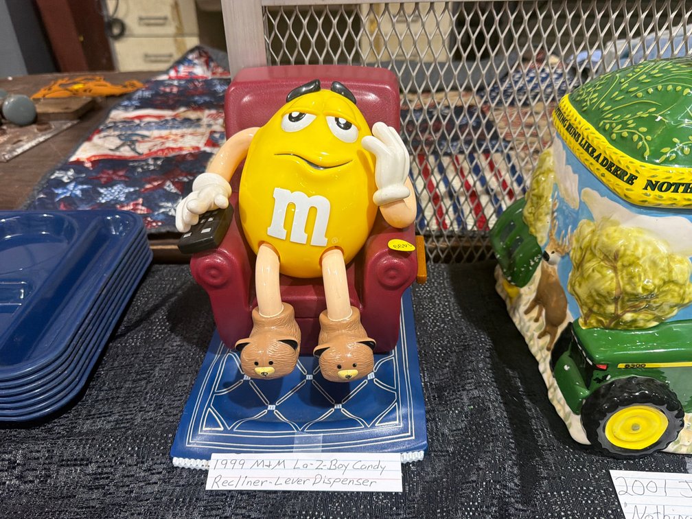 1999 M&M LA-Z-BOY CANDY RECLINER DISPENSER