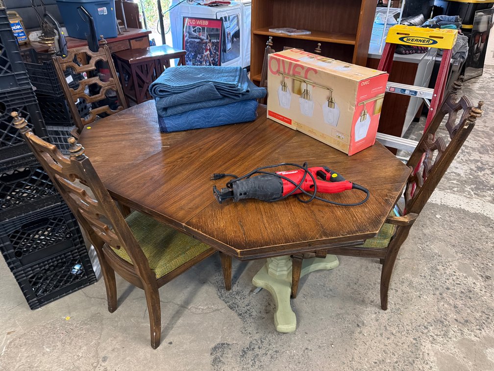 TABLE W/ (4) CHAIRS