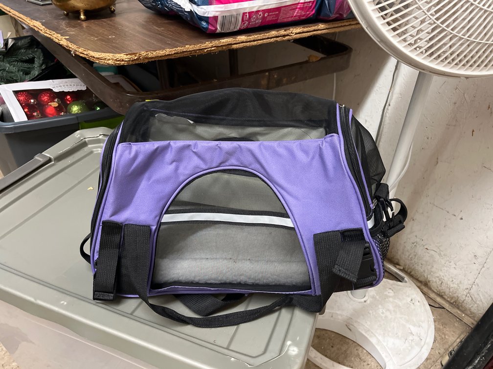 1107 PET CARRIER