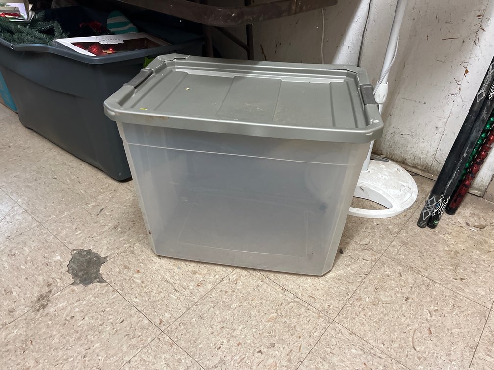 TOTE WITH LID