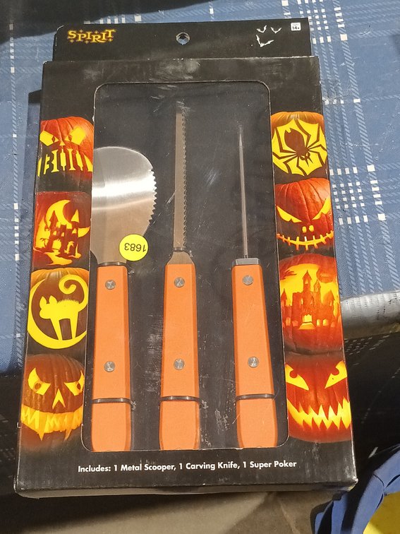 DELUXE PUMPKIN CARVING SET