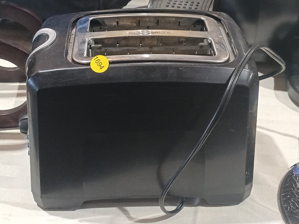 BLACK AND DECKER TOASTER