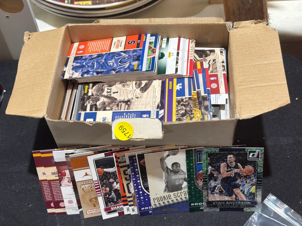 LOT OF SPORTS CARDS