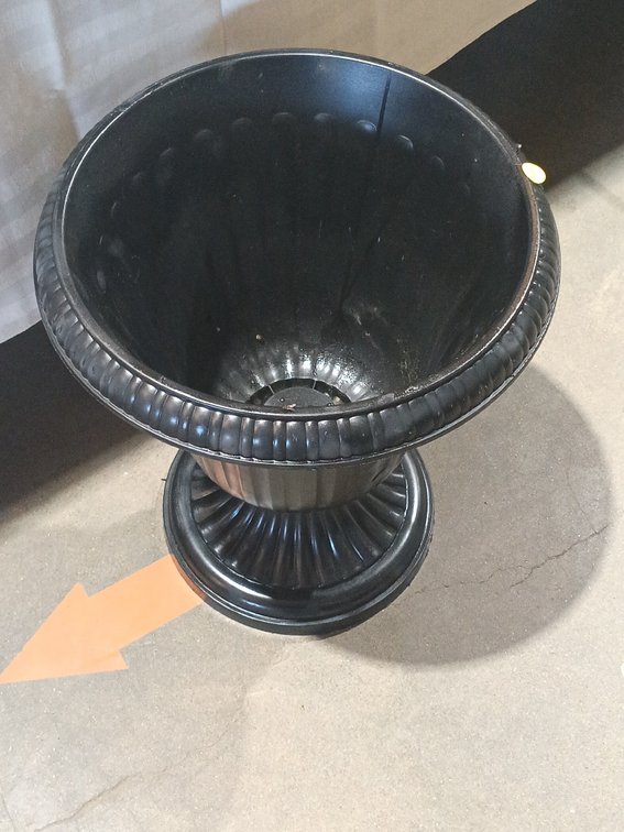 17" BLACK PLASTIC PLANTER