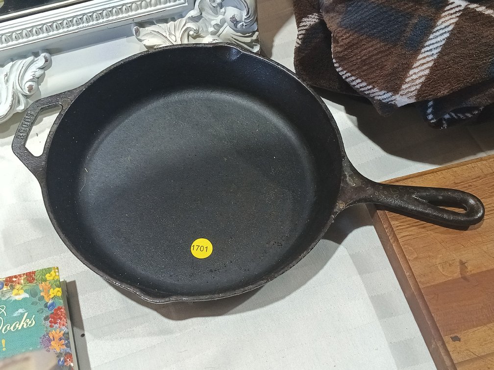 LODGE CAST IRON SKILLET