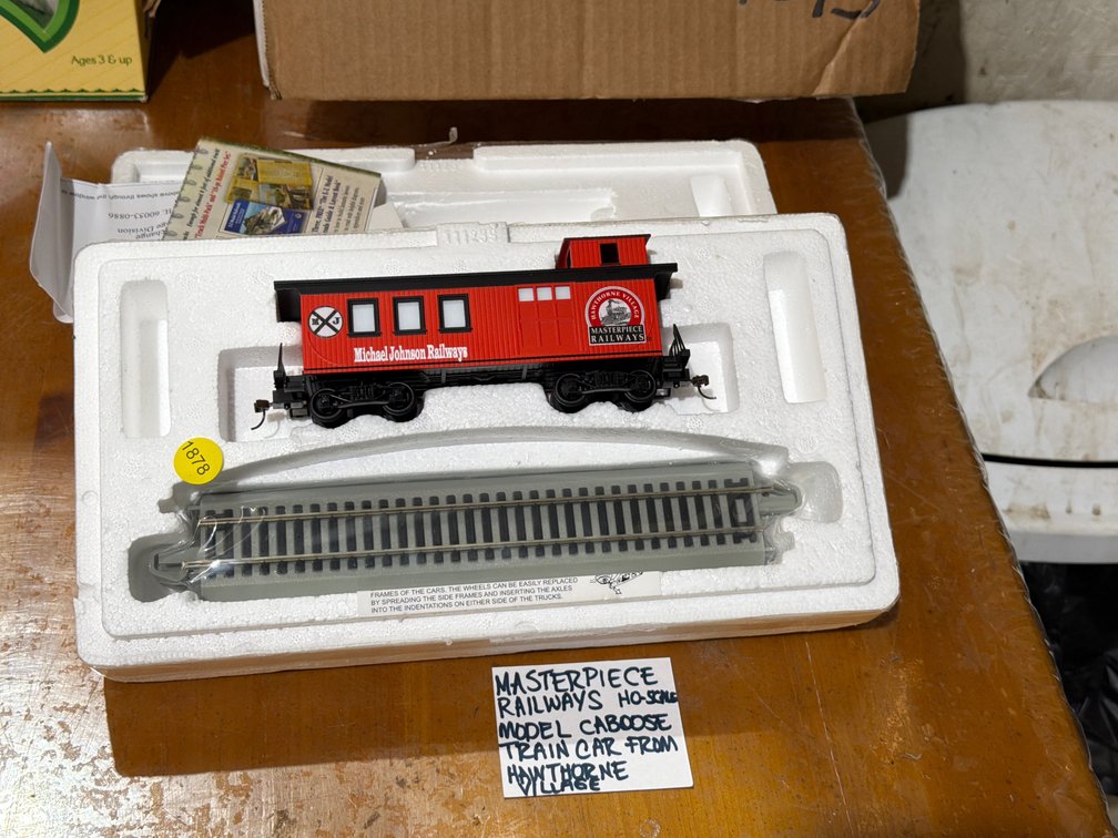 MASTERPIECE RAILWAYS HO-SCALE MODEL CABOOSE TRAIN CAR FROM HAWTHORNE VILLAGE