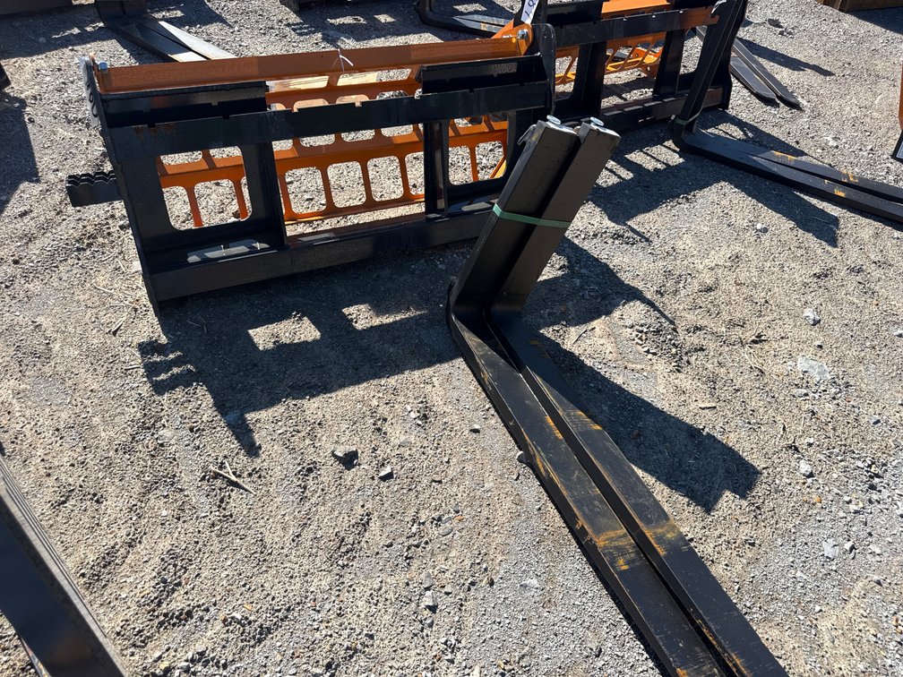 SKID STEER PALLET FORKS