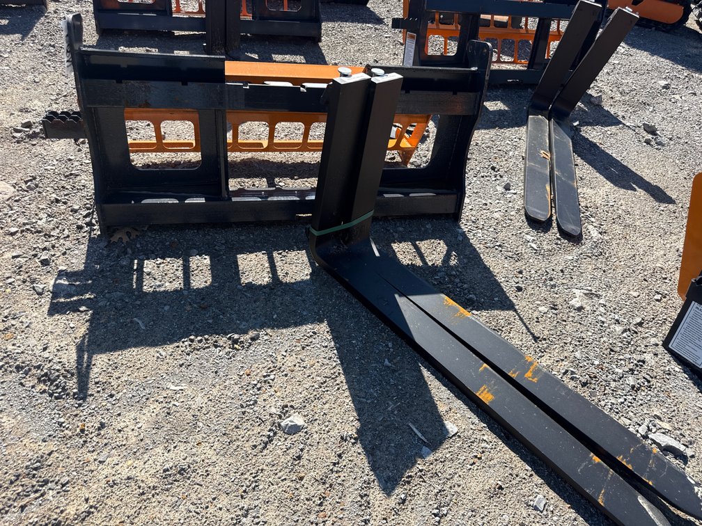 SKID STEER PALLET FORKS