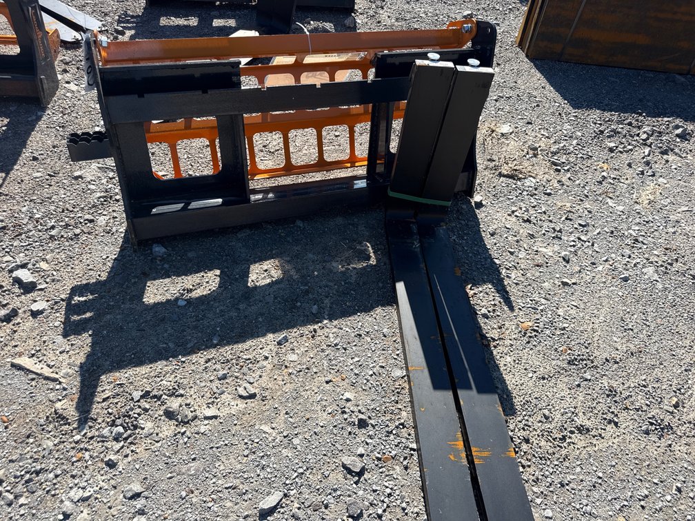 SKID STEER PALLET FORKS