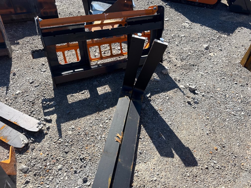 SKID STEER PALLET FORKS