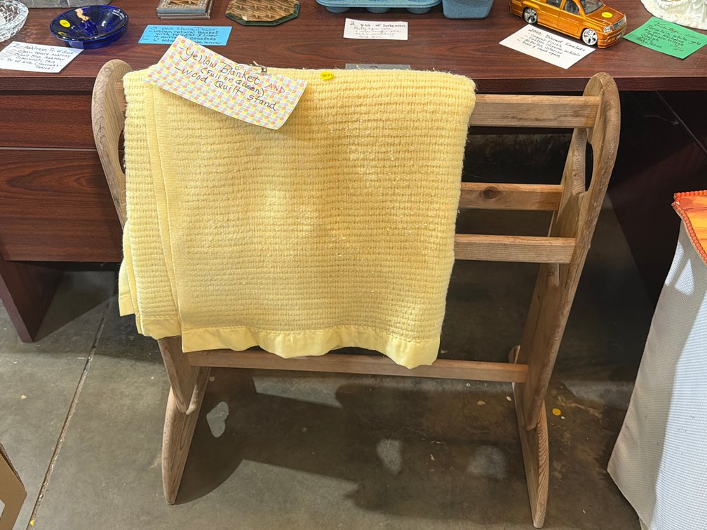 YELLOW BLANKET AND QUILT RACK