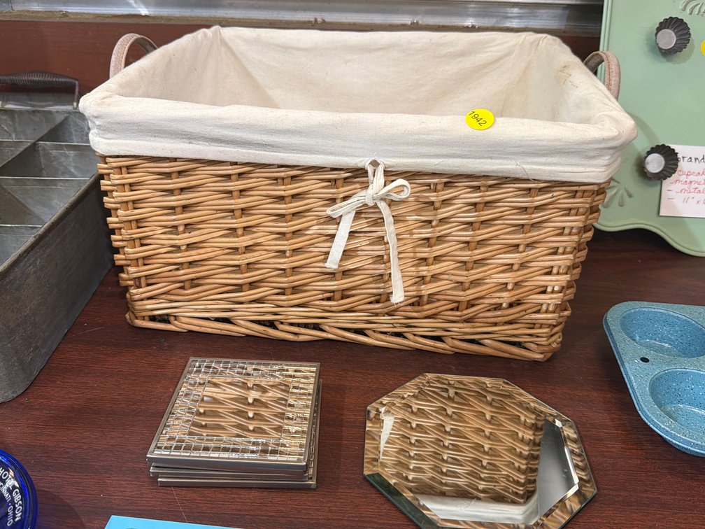 BASKET AND MIRRORED COASTERS