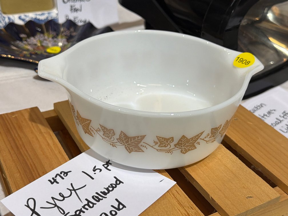 472 PYREX 1.5PT SANDALWOOD IVY GOLD DISH